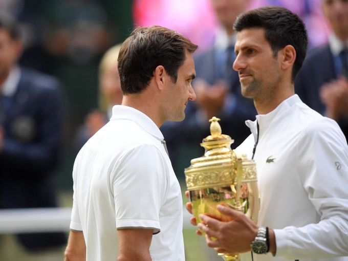 Roger Federer a Novak Djokovič ve finále Wimbledonu 2019