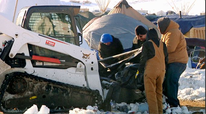 Siouxové ze Standing Rock odklízejí tábor u ropovodu.