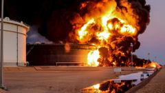 Hořící zásobník ropy po útoku Islámského státu na rafinérii v Rás Lanúfu v Libyi..