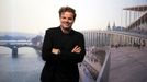 Architekt Bjarke Ingels před vizualizací Vltavské filharmonie, květen 2022.