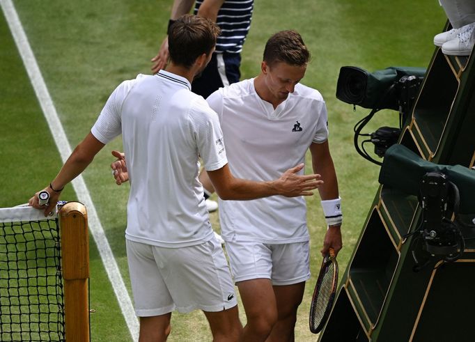 Jiří Lehečka a Daniil Medveděv po osmifinále Wimbledonu 2023.