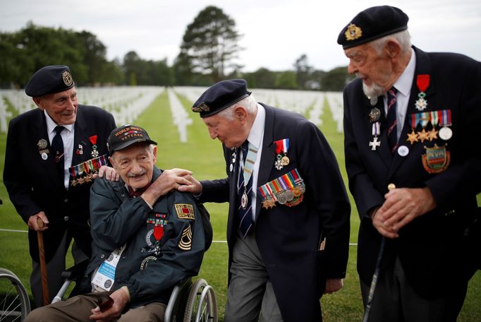 Váleční veteráni z druhé světové války si ve Francii připomínají 75. výročí Dne D.