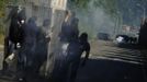 A home-made rocket fired by coal miners explodes next to Spanish national riot police during clashes in the surroundings of the "El Soton" coal mine in El Entrego, near Oviedo, northern Spain June 15, 2012. The miners were protesting against the government's proposal to decrease funding for coal production. REUTERS/Eloy Alonso (SPAIN - Tags: CIVIL UNREST BUSINESS EMPLOYMENT ENERGY CRIME LAW) Published: Čer. 15, 2012, 12:17 odp.