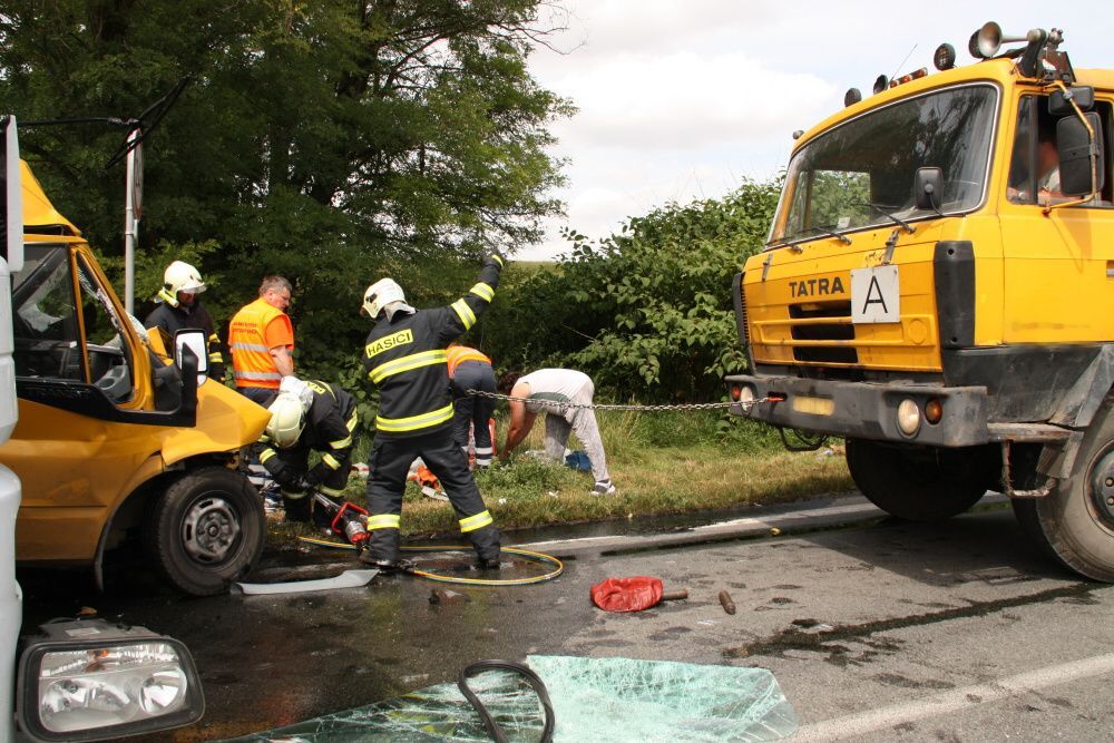 Hasiči vystřihávali řidiče dodávky, kterou srazil kamion