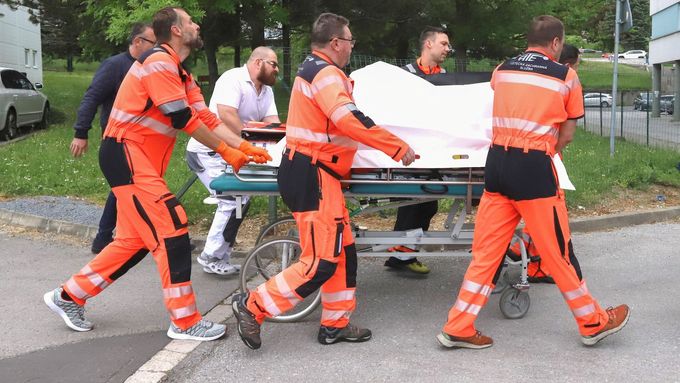 Slovenský premiér Fico během převozu do nemocnice.