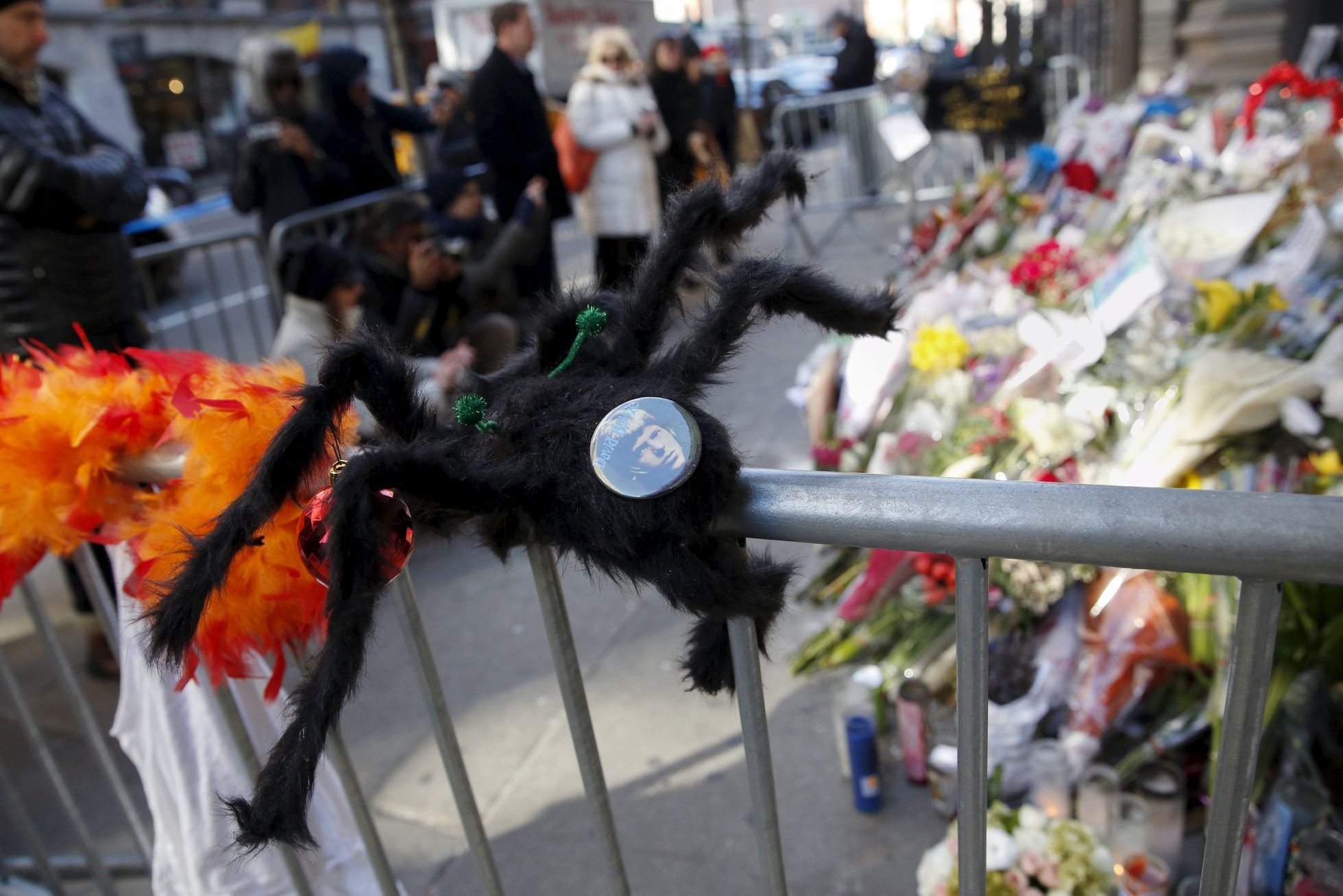 Lidé vzdávají hold Davidu Bowiemu