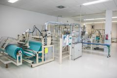 Linky na výrobu roušek se místo na Vysočině spustí v Německu. Máme důvody, říká šéf