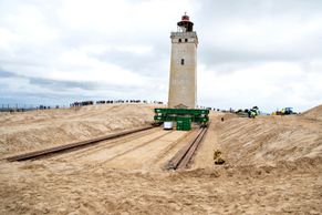 Obrazem: Dánský maják odjel na kolejích do bezpečí. Hrozilo, že se zřítí do moře