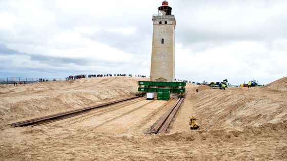 Obrazem: Dánský maják odjel na kolejích do bezpečí. Hrozilo, že se zřítí do moře