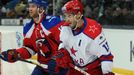 Hokejista Lva Praha Jiří Novotný (vlevo) v souboji s Pavlem Dacjukem v utkání KHL proti CSKA Moskva.