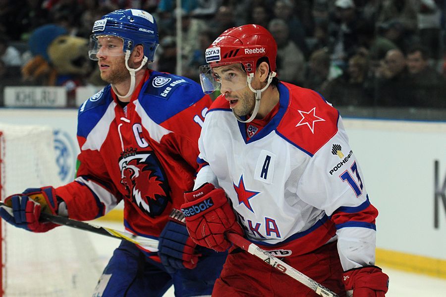 Hokejista Lva Praha Jiří Novotný (vlevo) v souboji s Pavlem Dacjukem v utkání KHL proti CSKA Moskva.