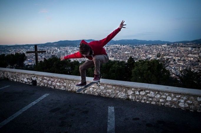 Kategorie: KAŽDODENNÍ ŽIVOT; 3. cena Fotograf: MILAN JAROŠ, Respekt Informace k fotografii: Naděje má jméno Marseille, Francie 2012