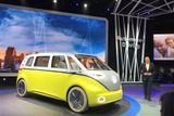 Koncept Volkswagen I.D.Buzz – Retro „busíky“ by se měly v budoucnu dostat zpět na silnice. Tento koncept je samozřejmě elektrický, na jedno nabití by měl ujet až 600 kilometrů. A pokud mu to jednou legislativa dovolí, bude si jeho posádka užívat i autonomní řízení.
