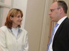 Žalovat politika je v Česku výjimečné. Doležalová je jednou z mála