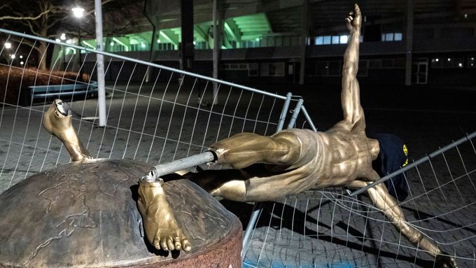 Poničená socha Zlatana Ibrahimovice