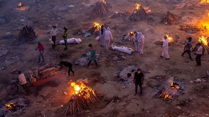 Indie - lidé čekají, až budou moci spálit své blízké, kteří zemřeli na covid.