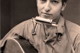 První album nazvané Bob Dylan (1962) vydal již pod svým uměleckým jménem, jež přijal pravděpodobně na počest waleského básníka Dylana Thomase. Deska obsahovala zatím jen tři původní skladby. Během několika málo let se díky písním, ve kterých se stavěl za lidská práva a proti válce, stal hrdinou revoltující mládeže. První hity, jako byly písně Blowin' in The Wind nebo The Times are A'Changin', mu také začaly vydělávat slušné peníze.