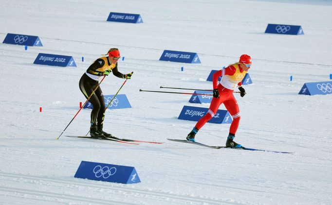 Ruská a německá štafeta žen během ZOH 2022.