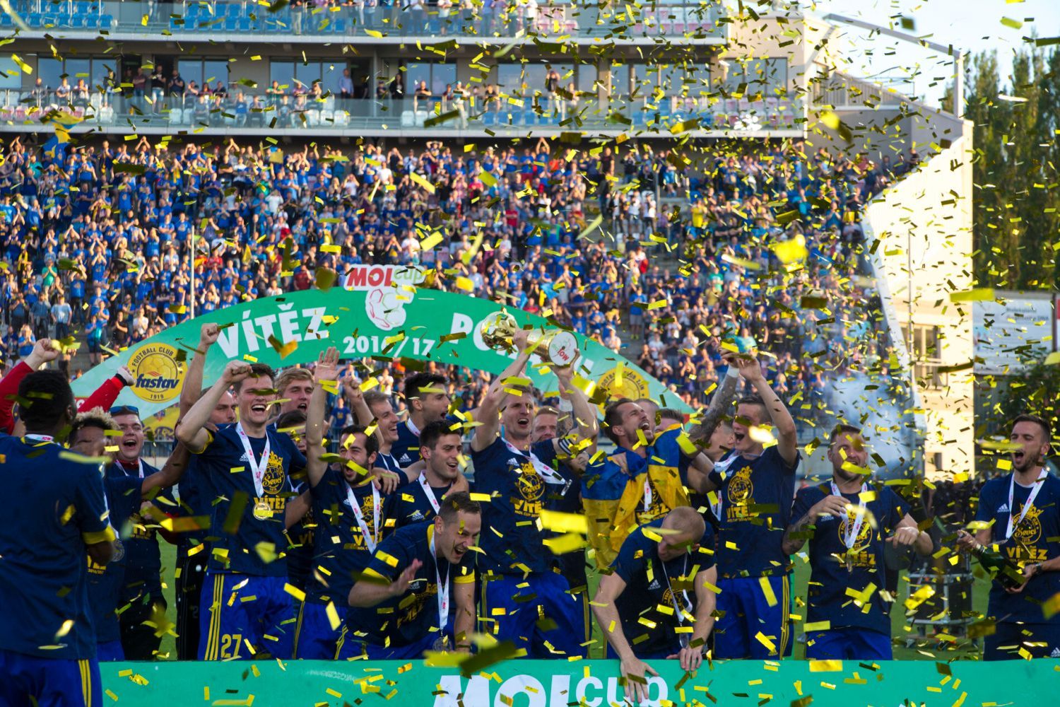 Fotbalisté Zlína slaví vítězství v MOL Cupu