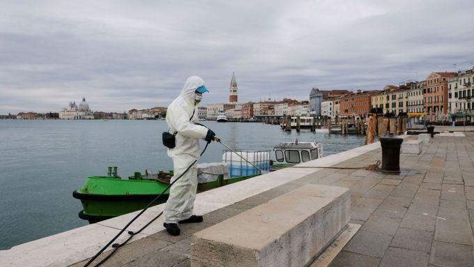 Dezinfekce v Benátkách. Život v Itálii během probíhající pandemie koronaviru Covid-19. Březen, 2020.