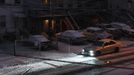 Cars are seen covered by snow during the arrival of Nor'easter, also known as a northeaster storm, in Jersey City, New Jersey, November 7, 2012. A wintry storm dropped snow on the Northeast and threatened to bring dangerous winds and flooding to a region still climbing out from the devastation of superstorm Sandy. REUTERS/Eduardo Munoz (UNITED STATES - Tags: DISASTER ENVIRONMENT) Published: Lis. 7, 2012, 10:41 odp.