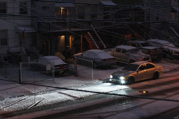 Cars are seen covered by snow during the arrival of Nor'easter, also known as a northeaster storm, in Jersey City, New Jersey, November 7, 2012. A wintry storm dropped snow on the Northeast and threatened to bring dangerous winds and flooding to a region still climbing out from the devastation of superstorm Sandy. REUTERS/Eduardo Munoz (UNITED STATES - Tags: DISASTER ENVIRONMENT) Published: Lis. 7, 2012, 10:41 odp.