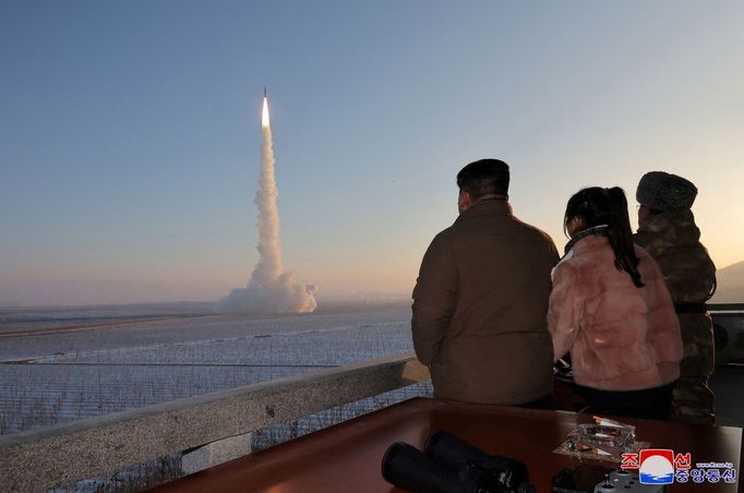 Kim Čong-un sleduje test střely s plochou dráhou letu.
