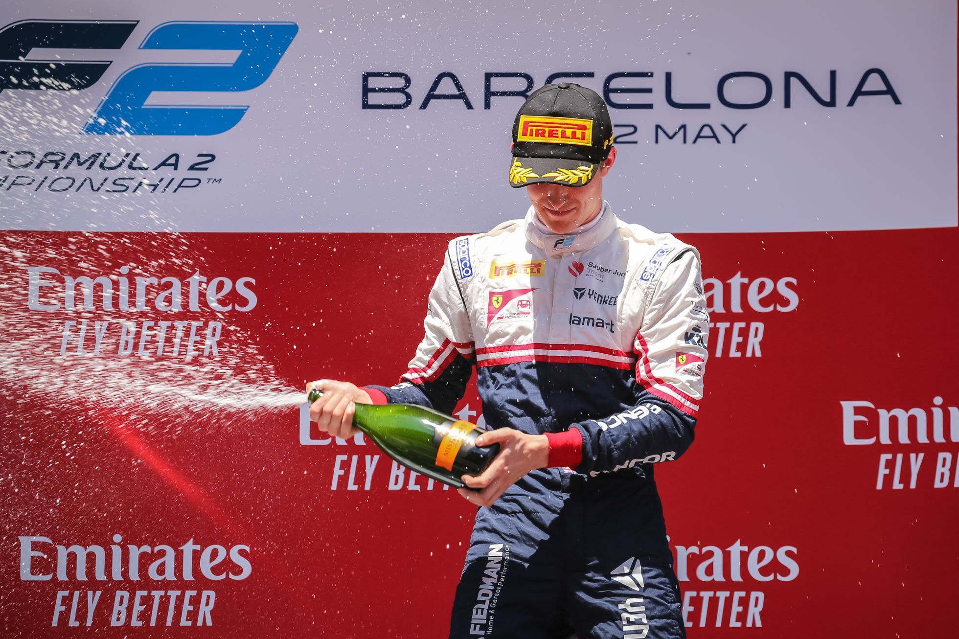 Callum Ilott na stupních vítězů sprintu Formule 2 v Barceloně.