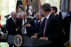 Je tam teplo a musíte dlouho stát. V oválné pracovně před Trumpem zkolaboval manažer