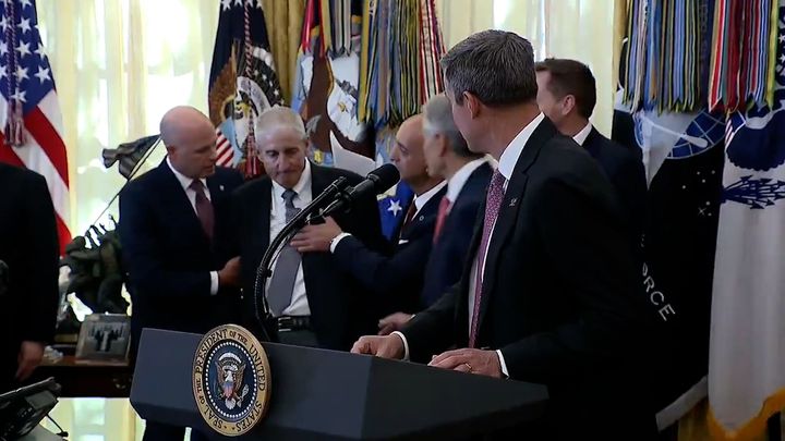 Je tam teplo a musíte dlouho stát. V Oválné pracovně před Trumpem zkolaboval poradce