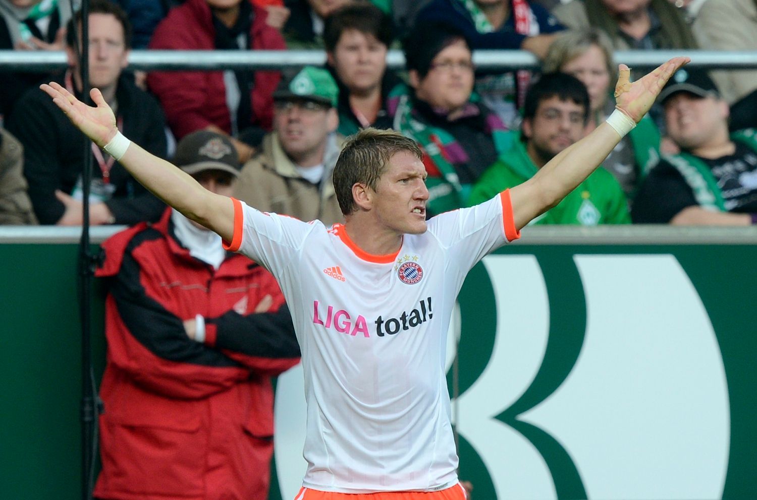 Fotbalista Bayernu Mnichov Bastian Schweinsteiger gestikuluje v utkání Bundesligy 2012/13 s Werderem Brémy.