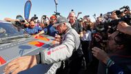 Španěl Carlos Sainz (Audi) slaví vítězství v kategorii automobilů na Rallye Dakar 2024