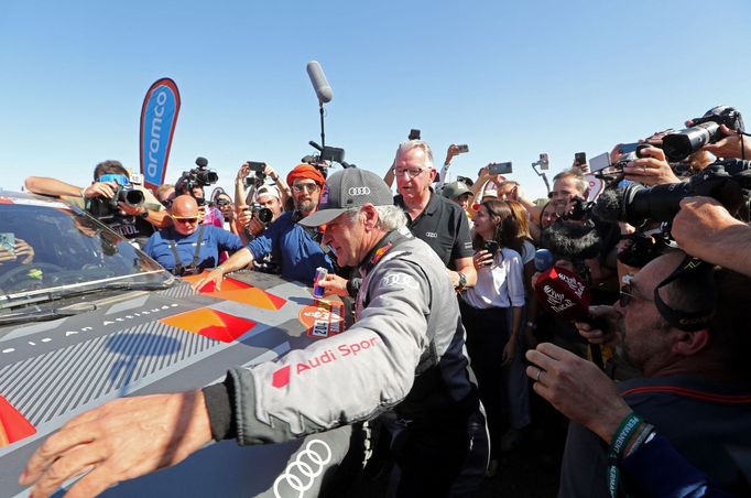 Španěl Carlos Sainz (Audi) slaví vítězství v kategorii automobilů na Rallye Dakar 2024