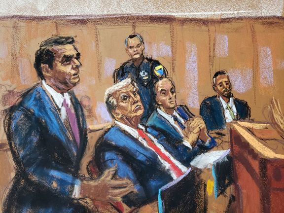 Bývalý americký prezident Donald Trump poslouchá, jak se jeho právník Todd Blanche dohaduje se soudcem Juanem Merchanem u soudu v New Yorku - kresba.