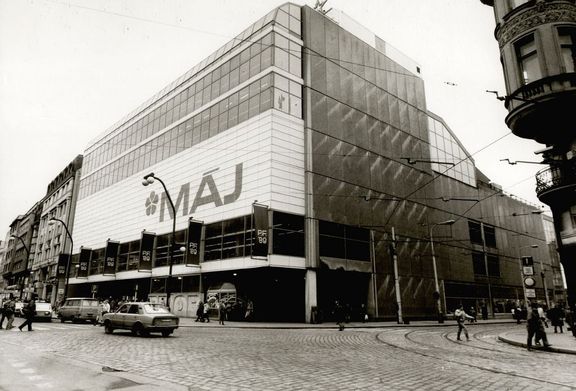 Obchodní dům Máj byl otevřen v dubnu 1975, navrhli ho architekti John Eisler, Miroslav Masák a Martin Rajniš. Na fotografii je z roku 1988.
