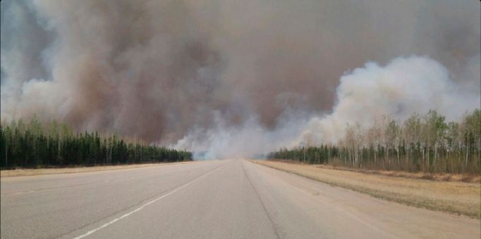 Uzavřená dálnice vedoucí z Fort McMurray.