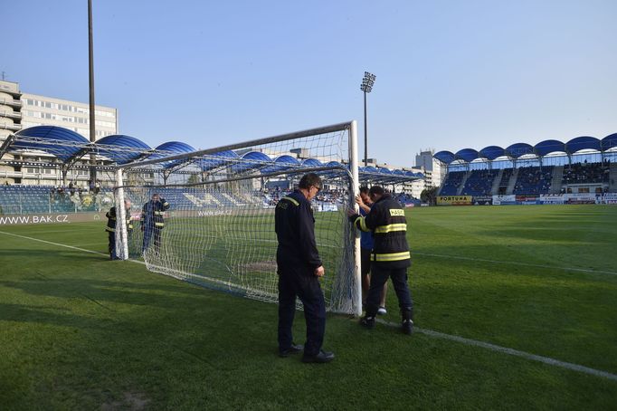 Ve 30. minutě zlínský gólman Zdeněk Zlámal při zákroku vrazil v Boleslavi do tyče své branky, která se tím vychýlila ze své pozice. Pořadatelé ji tak museli vyměnit.