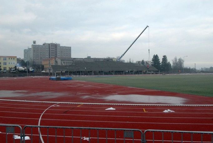 Stavba atletického stadionu v Plzni - Skvrňanech