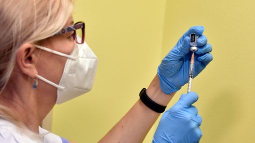Zdravotnice ve Fakultní nemocnici Ostrava připravuje očkovací dávku proti nemoci covid-19. Snímek z 29. prosince 2020