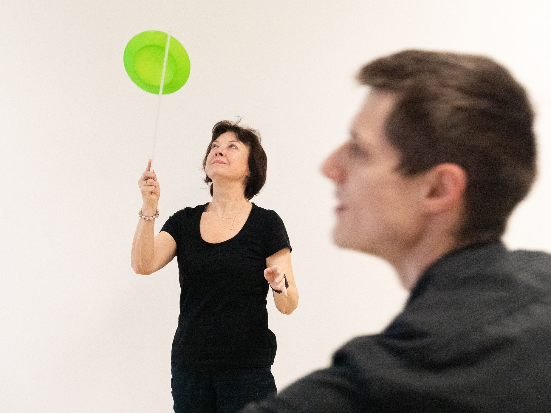 Senior cirkus - důchodci se učí cirkusovým dovednostem