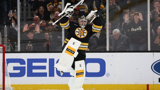 Brankář Bostonu Jeremy Swayman