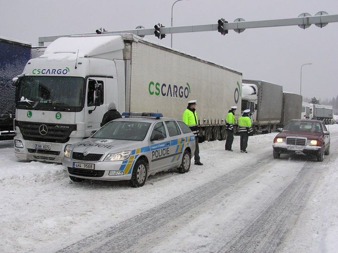 Na místě byla policie. Řidiči museli několik hodin čekat, protože v okolí není pro kamiony jiný přechod. Chvíli si krátili čtením novin.