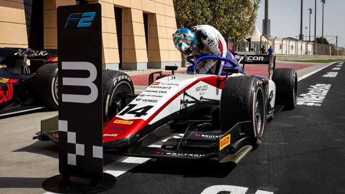 Pilot formule 2 David Beckmann v monopostu týmu Charouz Racing System v cíli sprintu v Bahrajnu
