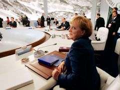 Angela Merkelová na summitu v L'Aquile. Oblast stále trápí menší otřesy, státníci proto rokují ve speciálně postavených obřích stanech.