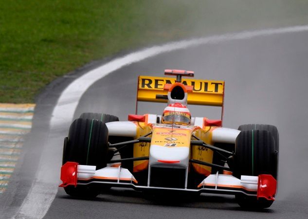 Fernando Alonso krouží v kvalifikaci na okruhu Interlagos