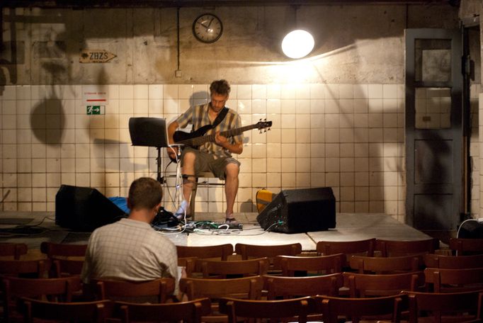 Basgitaristu Johna Eckhardta diváci tak trochu ako sa môže zdať opustili práve kvôli spomínanej "orgazmickej" performance. Stihli sa však vrátiť, aby zažili svetovú premiéru jeho projektu Ferns. V spolupráci s počítačém dokáže Eckhardt sám simulovať celý orchester.