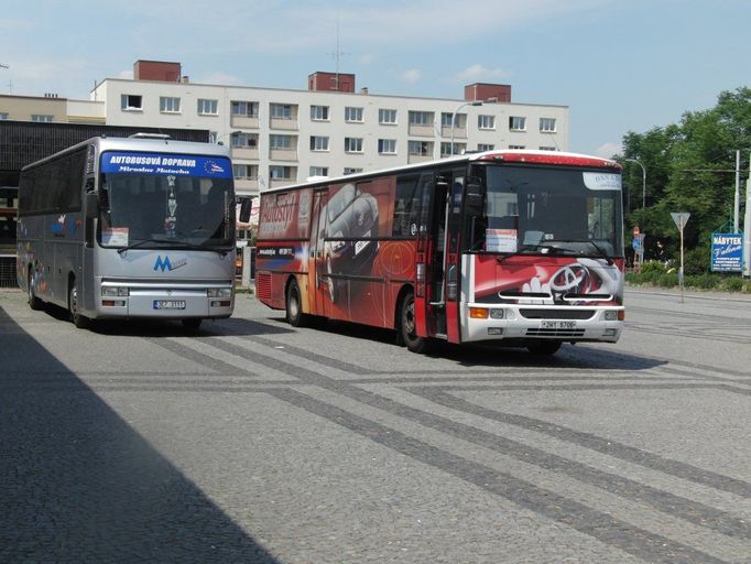 Před pardubickým nádražím: Stříbrný jede do Chrudimi, Slatiňan a zpět, červený do Hradce Králové a zpět. Kromě řidičů a průvdčích se u náhradní autobusové dopravy kolem poledního nikdo nevyskytoval...