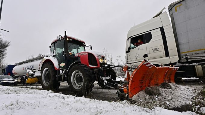 Situace na silnicích po sněžení, 24. listopadu 2025, Ústí nad Labem.
