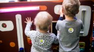 Pokud zrovna neběží představení, prostor se promění v hernu - a ne jen tak ledajakou - žádné plastové skluzavky nebo hromady prefabrikovaných hraček.