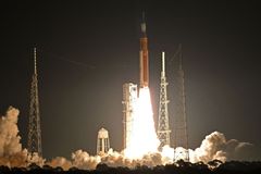 NASA odstartovala misi Artemis. Z mysu Canaveral míří raketa k Měsíci